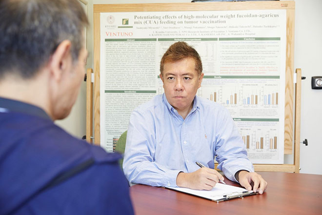 Bác sĩ Daisuke Tachikawa tư vấn cho bệnh nhân