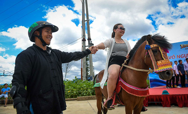 Nghỉ hè các gia đình kéo nhau lên Sa Pa xem đua ngựa truyền thống - 3
