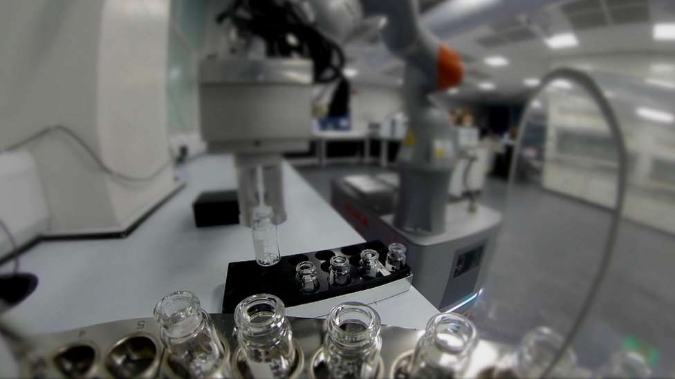 "Nhà hóa học robot" đang làm việc trong phòng thí nghiệm của trường ĐH Liverpool, Anh (Ảnh: BBC)