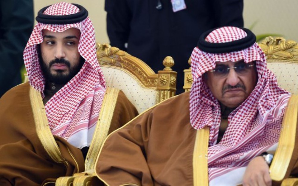 Mohammed bin Nayef (phải) từng chấp nhận rút lui, nhường vị trí kế vị ngai vàng cho thái tử Mohammed bin Salman.