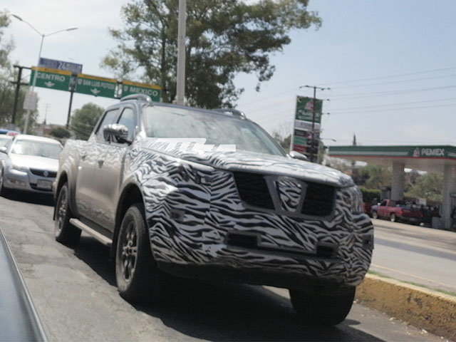 Tin tức ô tô - Nissan Navara thế hệ mới chạy thử nghiệm cùng lớp ngụy trang