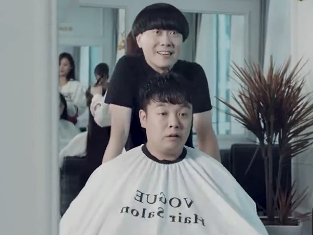 Video Clip Cười - Tiệm cắt tóc theo yêu cầu và cái kết ngã ngửa
