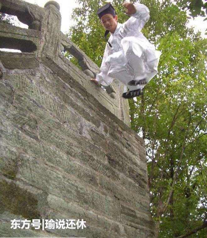 Dân mạng cho rằng những màn biểu diễn của võ sư Võ Đang chỉ là bịp bợm