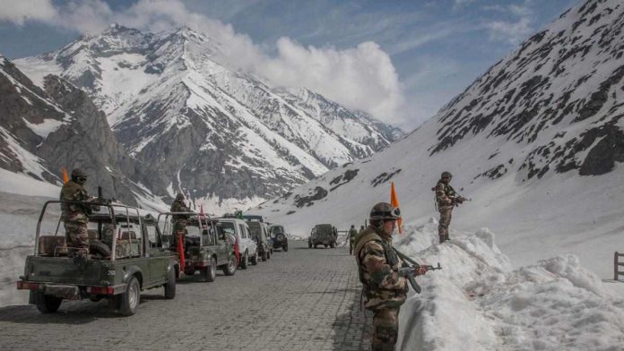 Binh sĩ Ấn Độ canh gác ở vùng Ladakh, gần nơi xảy ra tranh chấp với Trung Quốc.