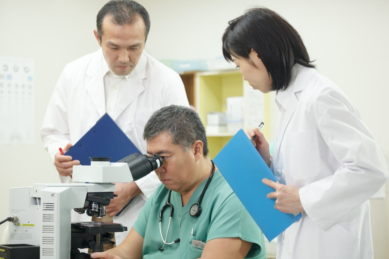  Bác sĩ Daisuke Tachikawa nghiên cứu cùng các cộng sự