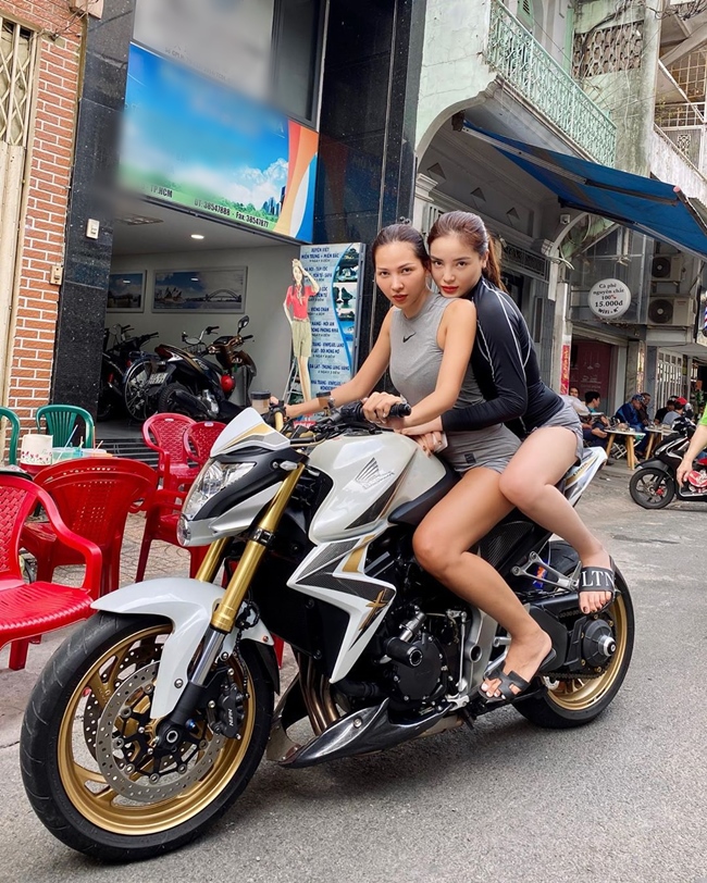 Ngược lại, chân dài Minh Triệu cũng khoe một bức ảnh ngồi xe mô tô chở Kỳ Duyên ở phía sau. Dù có xe hơi riêng song hai người đẹp thỉnh thoảng vẫn đi dạo phố bằng xe máy.
