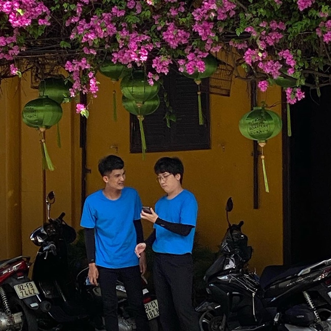 Một fan chụp được hình ảnh nam nghệ sĩ 9X và Phát La đi xe máy tới địa điểm biểu diễn.
