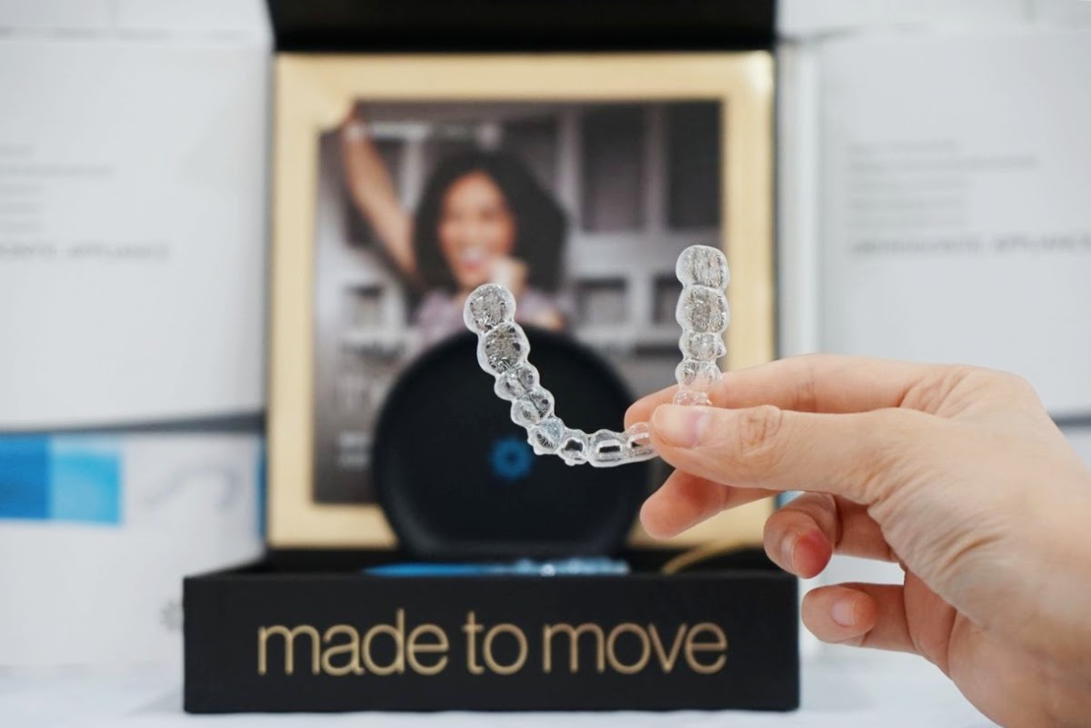 Khay niềng gần trong suốt, mọi người gần như không nhận ra bạn đang chỉnh nha bằng Invisalign.