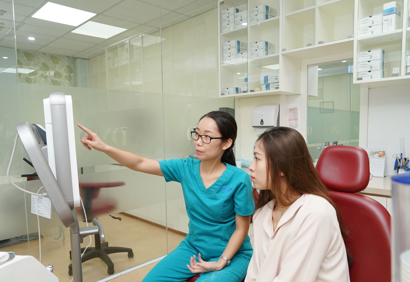 Scan iTero và phần mềm ClinCheck giao diện 3D hỗ trợ bác sĩ tính toán và đảm bảo mọi răng đều dịch chuyển theo đúng thứ tự và đúng thời điểm.