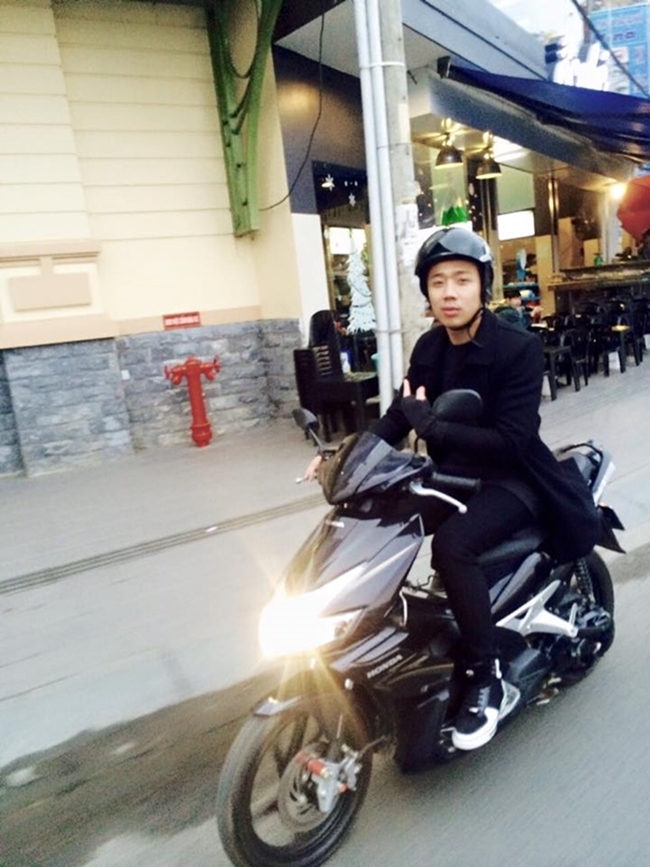 Trấn Thành trong bức ảnh fan chụp vội khi đang chạy xe máy ngoài đường.
