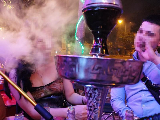 Giới trẻ chìm đắm trong làn khói shisha tại một quán bar club trên đường Phạm Văn Đồng.&nbsp;Ảnh: TỰ SANG