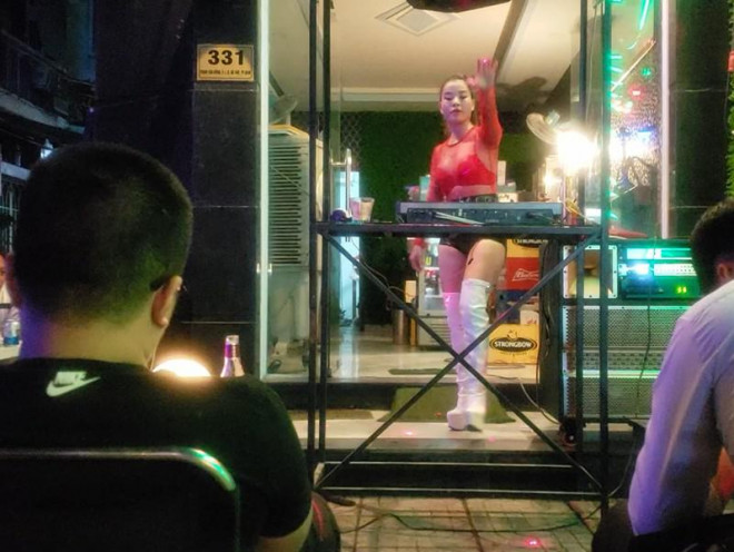 Các beer club tràn ra đường Phạm Văn Đồng - 2