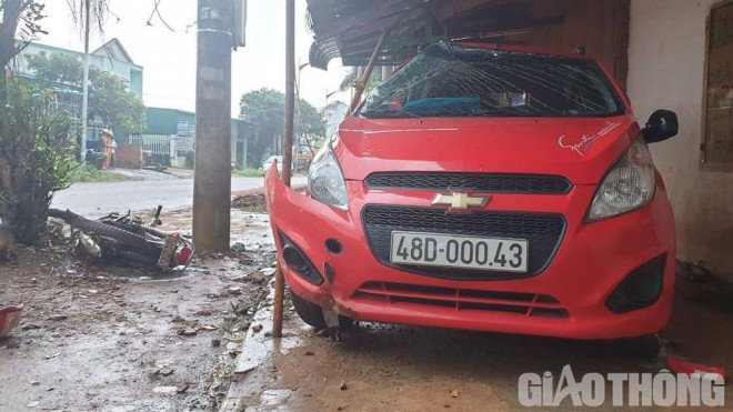 Hiện trường vụ tai nạn do Thượng úy Trịnh Đình Nam lái xe ô tô 48D-000.43 sau khi uống rượu bia, gây chết người.