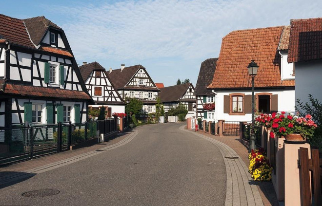 1 - Ngôi làng Hunspach ở vùng Alsace thuộc phía đông bắc của đất nước. Ngôi làng nổi bật được ví như điều kỳ diệu ở trung tâm Công viên tự nhiên khu vực phía bắc Vosge. Với dân số khoảng 652 người, nơi đây nổi tiếng cùng những ngôi nhà nửa thế kỷ 18 bằng gỗ trắng