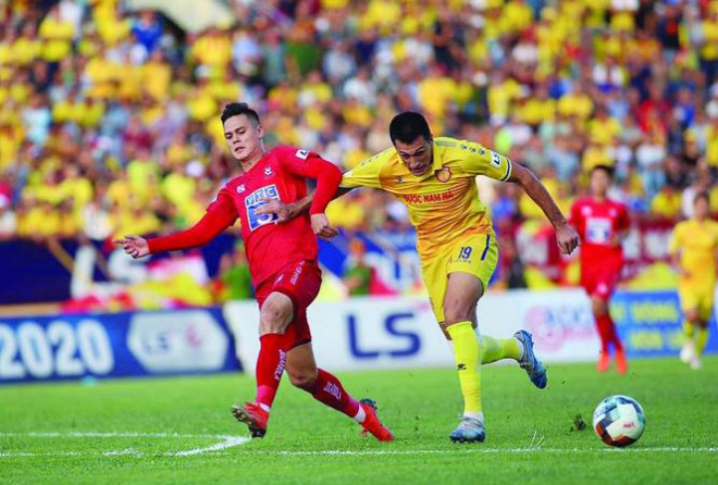 Nam Định (áo vàng) mất trắng 3 điểm trước Hải Phòng ở vòng 6 LS V-League 2020 vì sai sót của trọng tài ảnh: Trần Anh