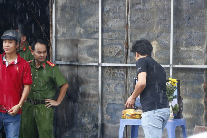 Người nhà nạn nhân Uyên lập bàn thờ trước hiện trường vụ cháy. Ảnh: LÊ ÁNH