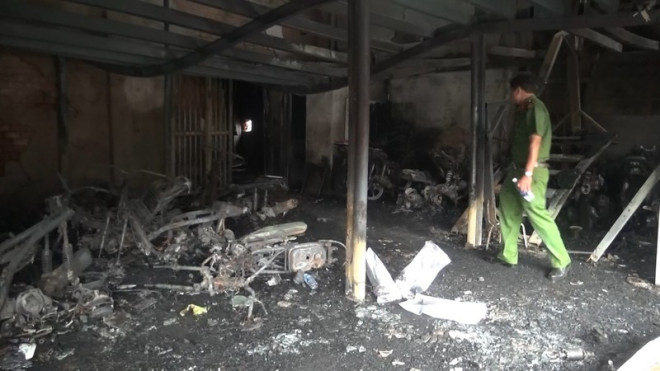 Nhiều xe máy và các tải sản khác bên trong tiệm cầm đồ bị lửa thiêu rụi. Ảnh: LÊ ÁNH