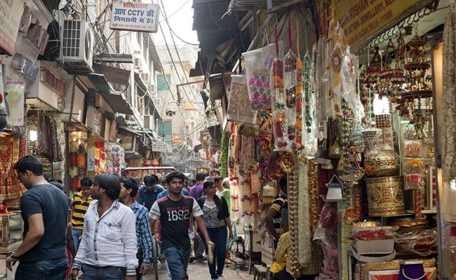 Chợ Khan được thành lập vào năm 1951, nằm ở trung tâm thủ đô New Delhi. Khu chợ này có vẻ ngoài giống như bao khu chợ Ấn Độ khác, nhưng thực tế đây lại là nơi đắt đỏ nhất.
