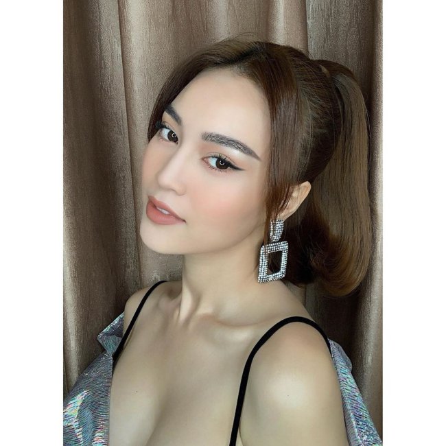 Hà Tăng là một trong những nữ diễn viên, người mẫu nổi tiếng tại Việt Nam với vẻ đẹp dịu dàng, nữ tính và tài năng diễn xuất tuyệt vời. Hãy xem hình ảnh của cô để khám phá gu thời trang sang trọng, thanh lịch của Hà Tăng.