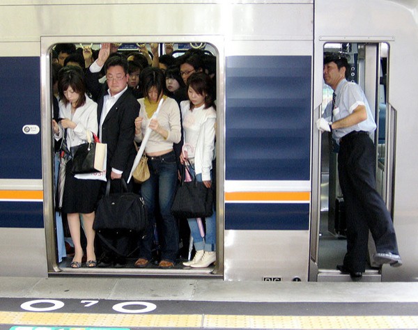 Các phương tiện giao thông công cộng đông đúc ở Nhật khiến nhiều nữ sinh rất sợ hãi.