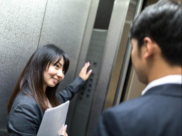 Bạn trẻ - Cuộc sống - Nếu vào thang máy cùng lúc với ban lãnh đạo, bạn sẽ đứng ở đâu?