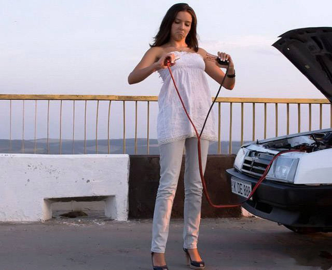 &#34;Sạc&#34; thế này không biết ắc quy có lên điện không?
