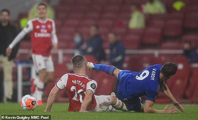 Sao Arsenal nhận thẻ đỏ sau 48 giây: HLV Arteta bức xúc, đòi đuổi cả Vardy - 2