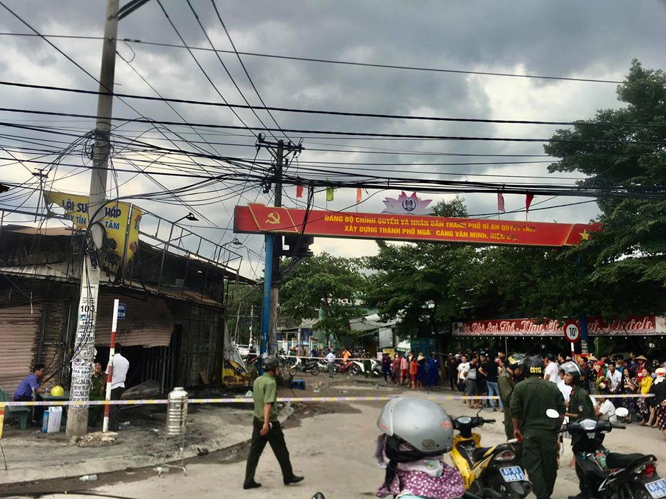 Khoảng 9h sáng nay 8/7, tiệm cầm đồ Hương Huy Hoàng IV tại ngã ba Chiêu Liêu, giao nhau với đường Nguyễn Thị Minh Khai (phường Tân Đông Hiệp, TP Dĩ An, Bình Dương) xảy ra cháy.