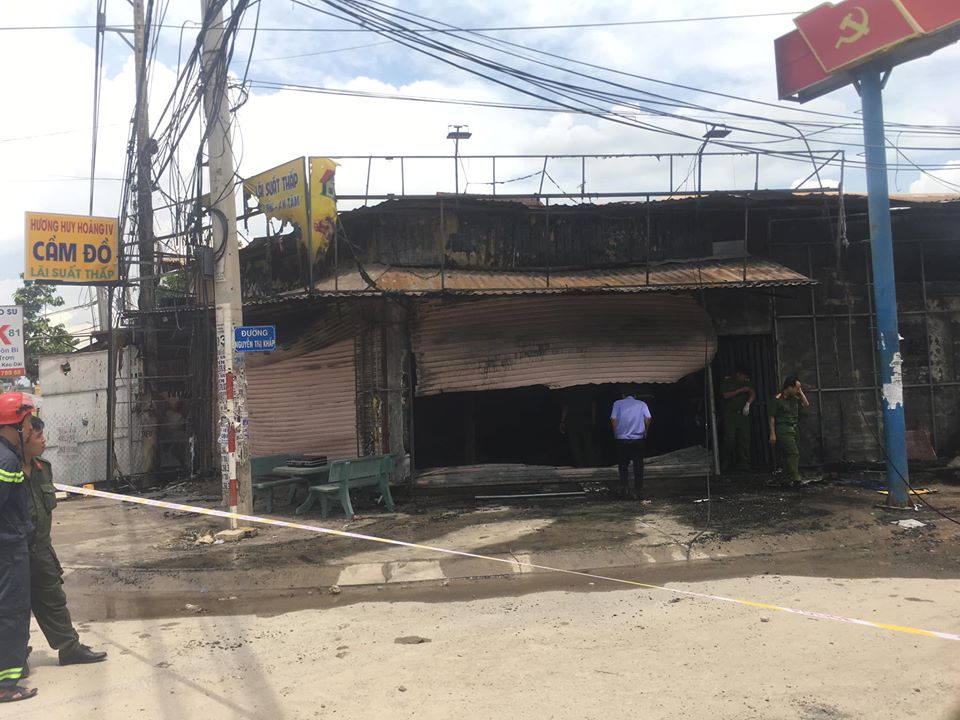  Không lâu sau khi xảy ra vụ cháy, lực lượng cứu hỏa tới chữa cháy nhưng vụ cháy xảy ra quá nhanh và nhiều xe máy bên trong nên đã thiêu rụi tiệm cầm đồ. "Vụ cháy rất nhanh, nhiều tiếng nổ lớn do cháy xe máy", anh Hưng kể.