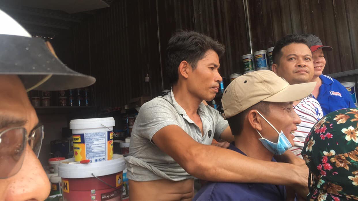 Người dân trong khu vực kể lại, họ thấy khói bốc ra từ tiệm cầm đồ liền hô hoán cùng nhau phá cửa cứu người.