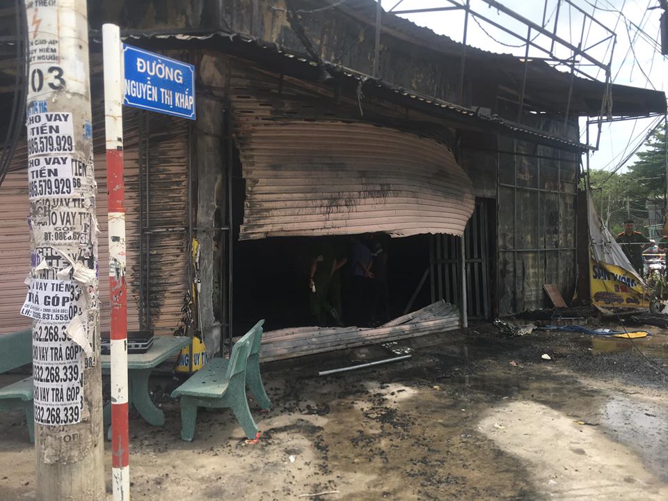  "Thấy khỏi bốc ra từ tiệm cầm đồ, tôi và mọi người cầm búa phá được lớp cửa ngoài, nhưng còn một lớp nữa thì không phá được do lửa bên trong bùng lên phả ra ngoài", anh Hương, một chủ cửa hàng đối diện tiệm cầm đồ kể lại.