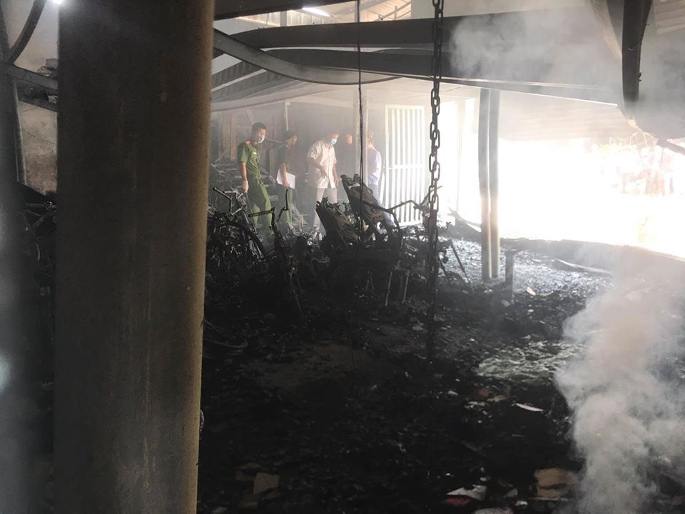 Bên trong tiệm cầm đồ có nhiều xe máy đã bị thiêu rụi trơ khung sắt.