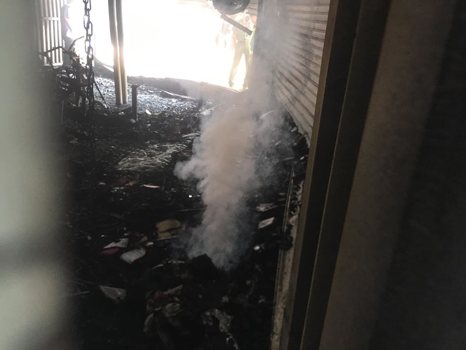  Ghi nhận của PV, tiệm cầm đồ được xây dựng theo kết cấu khung sắt, quây tôn. Vụ cháy đã làm biến dạng kết cấu ngôi nhà và thiêu rụi nhiều đồ vật.