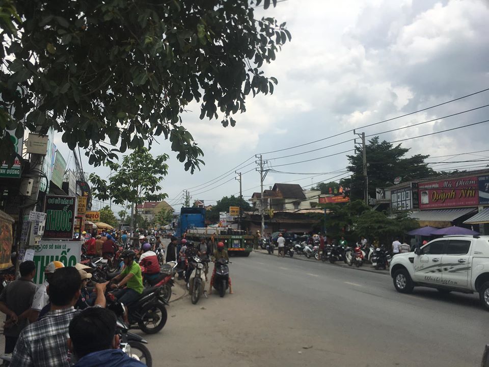  Hàng trăm người dân đứng dọc bên đường quanh hiện trường theo dõi lực lượng công an khám nghiệm.