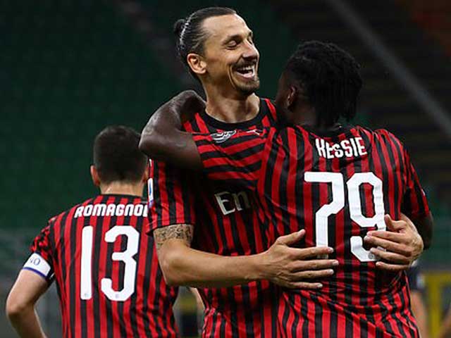Ibra ăn mừng bàn thắng cho Milan