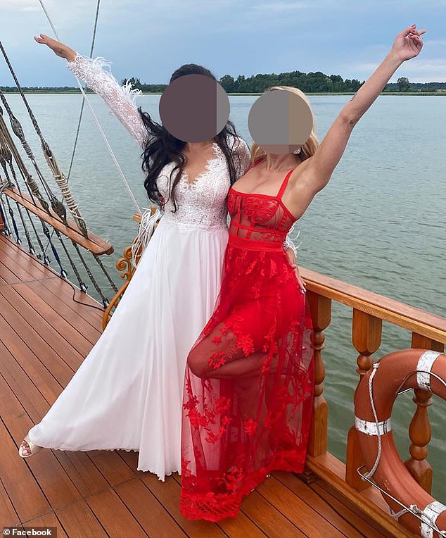 Cô gái váy đỏ chụp ảnh cùng cô dâu trong bộ trang phục bị chê là phản cảm.
