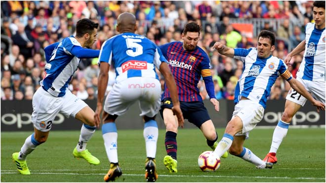 Messi (áo tím thẫm) hứa hẹn sẽ tiễn Espanyol xuống hạng