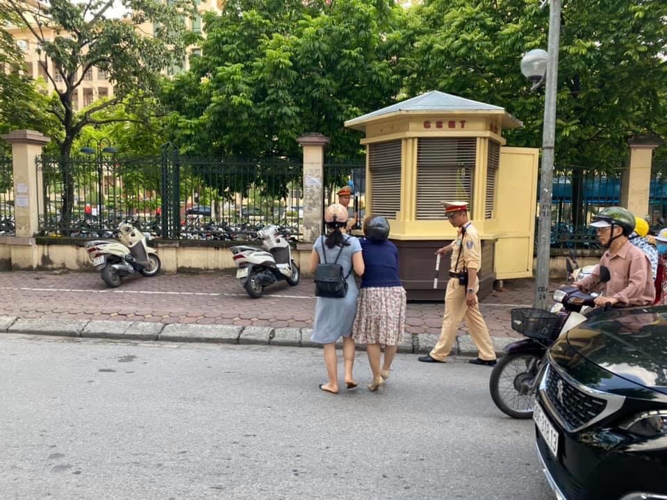 Hai cô gái tự dìu nhau vào bốt CSGT.