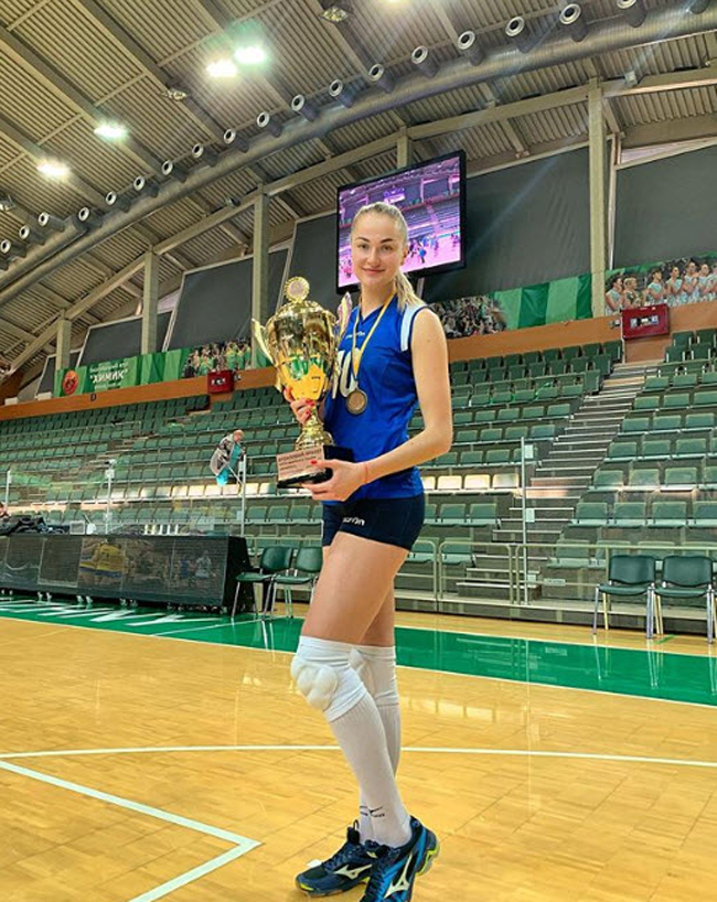 Khán giả chẳng hề lạ lẫm với gương mặt của Ludmila Osachuk, bởi chân dài này ngoài chơi bóng chuyền còn là người mẫu của Ukraina.
