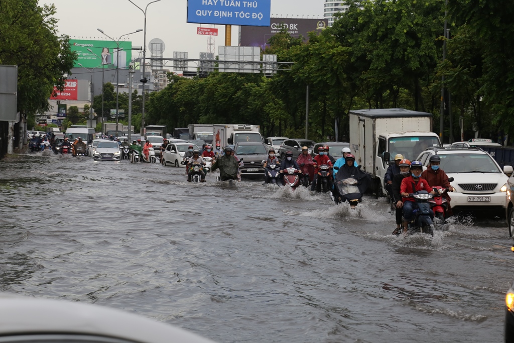 Chiều 8/7, cơn mưa lớn kéo dài hơn 30 phút đổ xuống TP.HCM khiến nhiều tuyến đường bị ngập. Trong đó, ngập nặng nhất là khu vực đường Nguyễn Hữu Cảnh (quận Bình Thạnh).