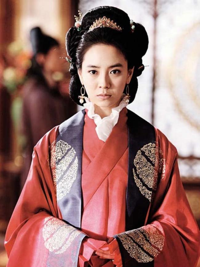Đặc biệt, vai diễn Hoàng phi Ye So Ah trong bộ phim truyền hình đình đám có tỉ suất người xem lên đến 50% tại Hàn Quốc là Truyền thuyết Jumong đã giúp Song Ji Hyo trở thành ngôi sao sáng khắp châu Á.
