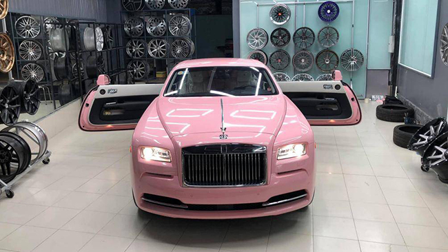 Mới đây, một xưởng chăm sóc xe tại TP. HCM đã cho ra lò sản phẩm xe siêu sang Rolls-Royce Wraith dán decal màu hồng vô cùng nổi bật
