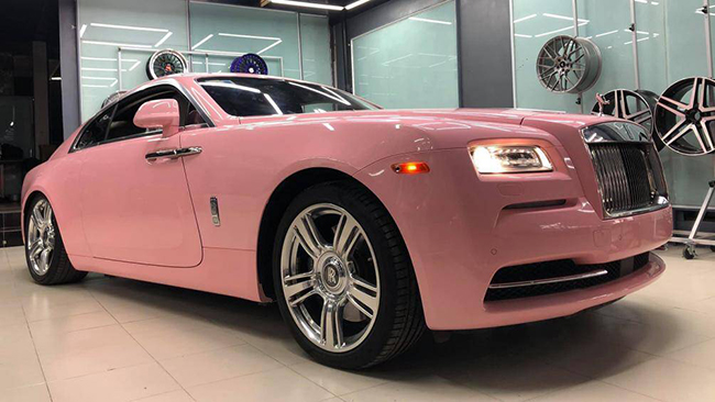Lớp decal màu hồng nữ tính mới giúp cho chiếc xe có một diện mạo lạ lẫm và ấn tượng hơn trong mắt chị em
