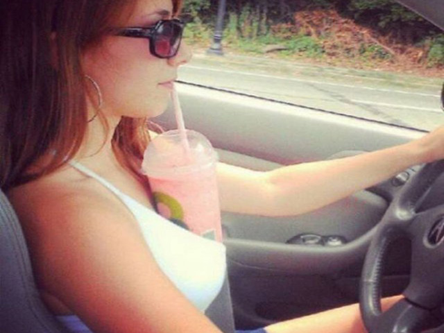 Tranh vui - Hoang mang tột độ với hình ảnh "phía sau tay lái" của các tài xế nữ