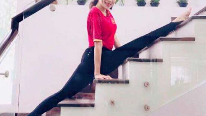 Vợ Quyền Linh U50 đẹp mặn mà nhờ yoga
