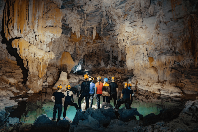 Du lịch - Quá khó để tới được Sơn Đoòng? Khám phá ngay hang Tú Làn cũng kỳ vĩ không kém!