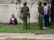 Pháp luật - Thanh niên la hét rồi tự đâm vào bụng