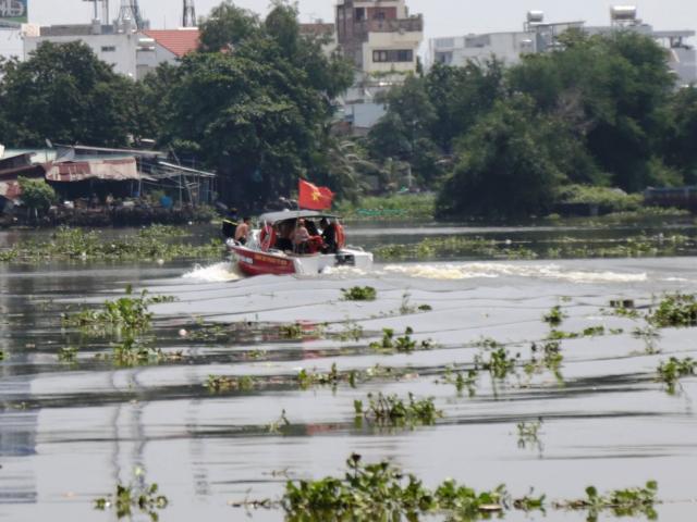 Pháp luật - Nhiều người hốt hoảng khi thấy thanh niên lao từ trên cầu xuống sông Sài Gòn