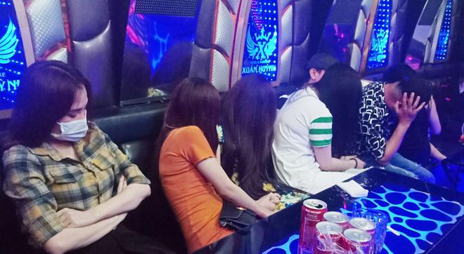 41 đối tượng vào quán karaoke chơi ma túy - 2