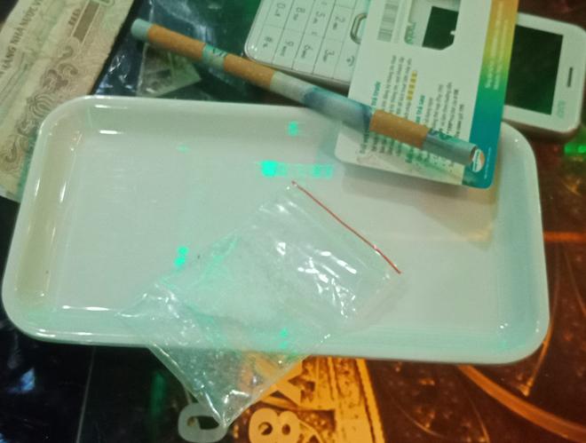 41 đối tượng vào quán karaoke chơi ma túy - 5